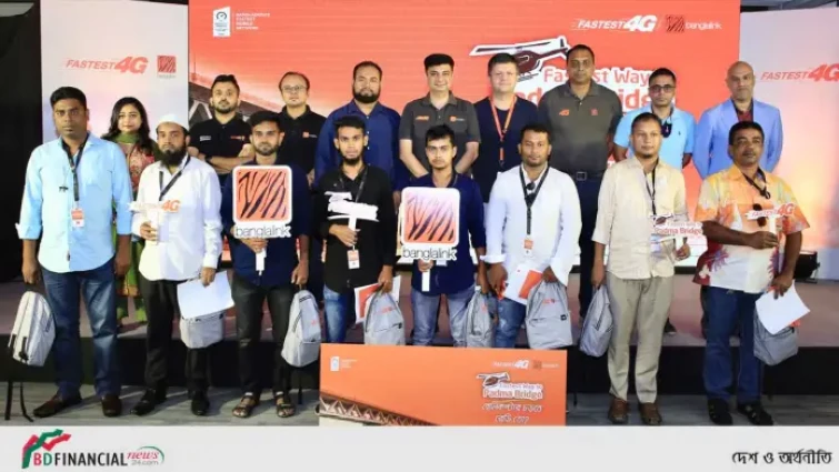 পদ্মা সেতুর উপর মাইবিএল কুইজ প্রতিযোগিতার বিজয়ীদের হেলিকপ্টার ভ্রমণ