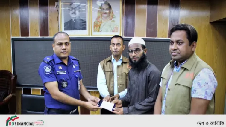 ভোলায় হারিয়ে যাওয়া ৯টি স্মার্ট ফোন উদ্ধার পূর্বক প্রকৃত মালিকের নিকট হস্তান্তর