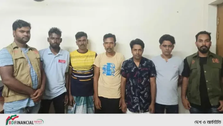 মানিকগঞ্জে ডিবির অভিযানে ৫ মাদক কারবারী গ্রেফতার