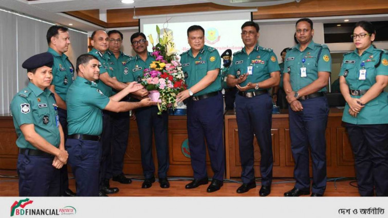 ডিএমপি কমিশনারের তৃতীয় বর্ষ পূর্তিতে সহকর্মীদের ফুলেল শুভেচ্ছা