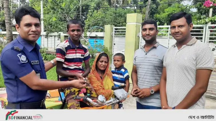 সালমানের আর্তনাদ দেখে নতুন ভ্যান কিনে দিলো পুলিশ সদস্য আকবর