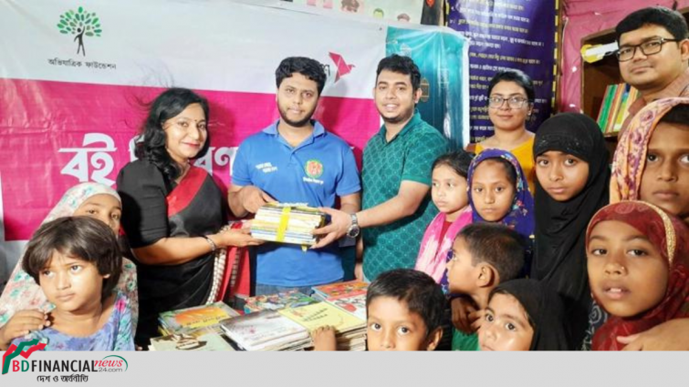 সুবিধাবঞ্চিত শিশুদের জন্য ৫০ হাজার বই বিতরণ করেছে বিকাশ