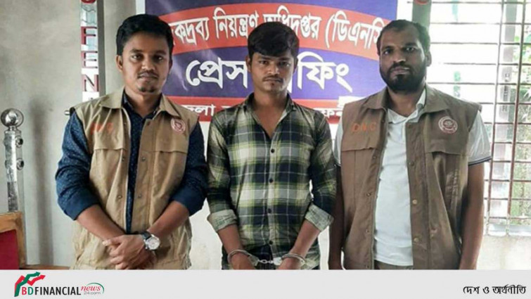 ইয়াবা নিয়ে দৌড়ে পালানোর চেষ্টা করেও রেহাই মেলেনি তার
