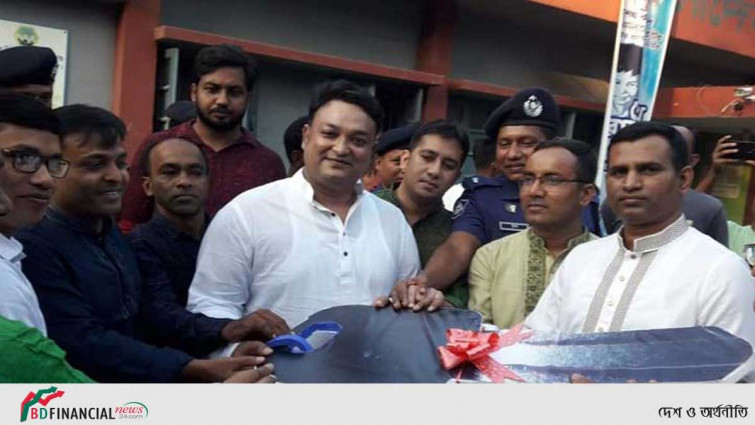 পুলিশকে গাড়ি উপহার দিলেন এমপি