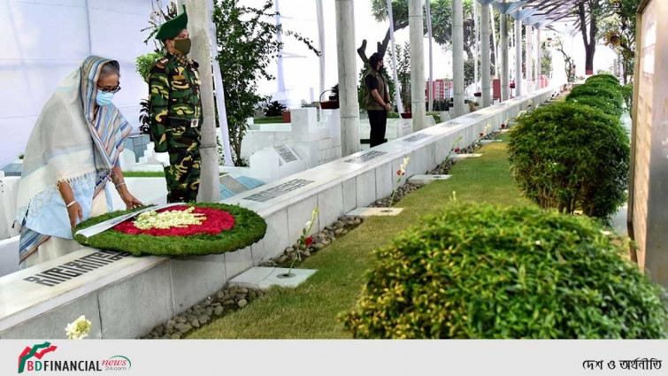 বনানী কবরস্থানে ১৫ আগস্টের শহিদদের প্রতি প্রধানমন্ত্রীর শ্রদ্ধা