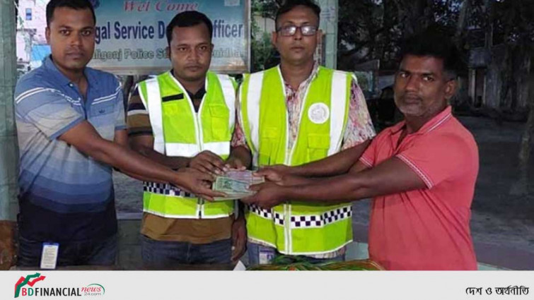 রাস্তায় কুড়িয়ে পাওয়া ব্যাগভর্তি টাকা ফেরত দিল পুলিশ