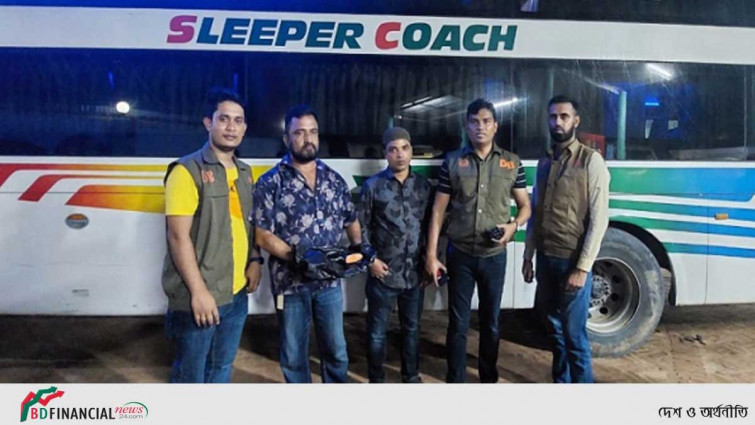 স্লিপার কোচে ইয়াবা পাচার, আটক ২