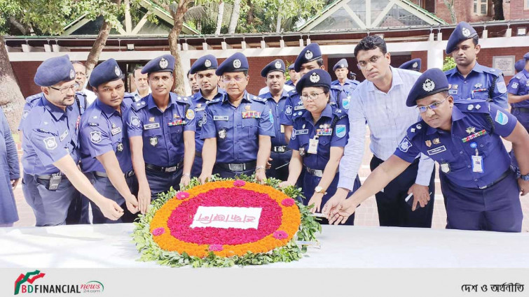 বঙ্গবন্ধুর সমাধিতে ট্যুরিস্ট পুলিশ প্রধান হাবিবুর রহমানের শ্রদ্ধা