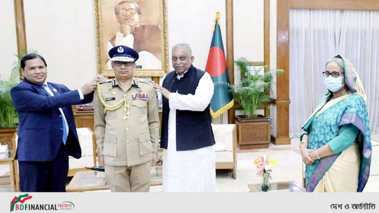 আইজিপিকে র‌্যাংক ব্যাজ পরালেন প্রধানমন্ত্রী