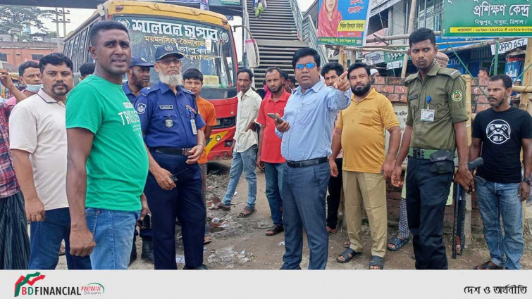 ইউএনও আক্তারুজ্জামানের প্রচেষ্টায় উচ্ছেদের পর ট্রাফিক পুলিশ মোতায়েন ও তৈরী হল ফুলের বাগান