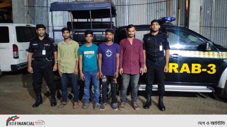 রাজধানীতে সন্ধ্যার পর ছিনতাইয়ে বেপরোয়া হয়ে উঠেন তারা