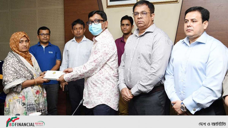 ডিএমপির ১৮৩ সদস্যকে আর্থিক অনুদান দিলেন কমিশনার