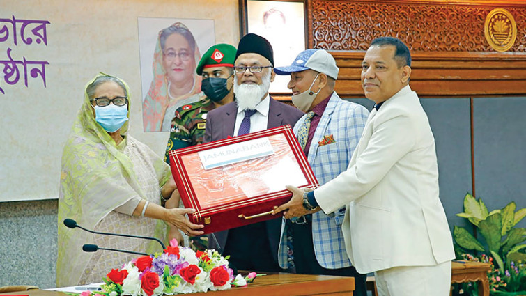 প্রধানমন্ত্রীর ত্রাণ তহবিলে কম্বল প্রদান : যমুনা ব্যাংক