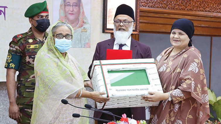 প্রধানমন্ত্রীর ত্রাণ তহবিলে কম্বল প্রদান : ট্রাস্ট ব্যাংক