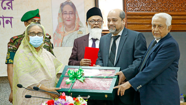 প্রধানমন্ত্রীর ত্রাণ তহবিলে কম্বল প্রদান : পূবালী ব্যাংক