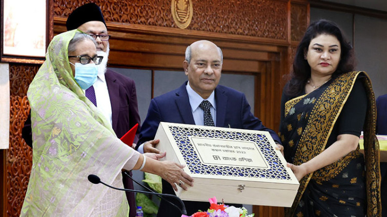 প্রধানমন্ত্রীর ত্রাণ তহবিলে কম্বল প্রদান : ব্যাংক এশিয়া