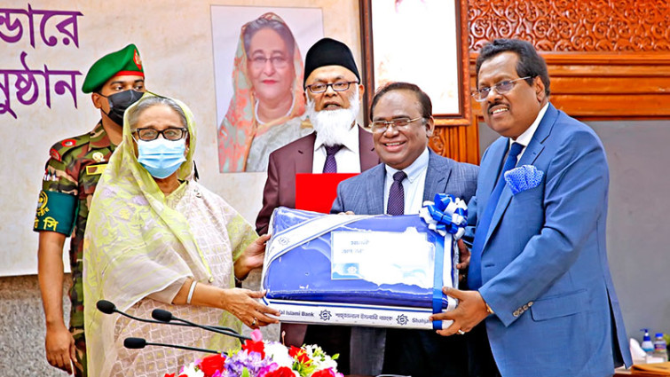 প্রধানমন্ত্রীর ত্রাণ তহবিলে কম্বল প্রদান : শাহ্জালাল ইসলামী ব্যাংক