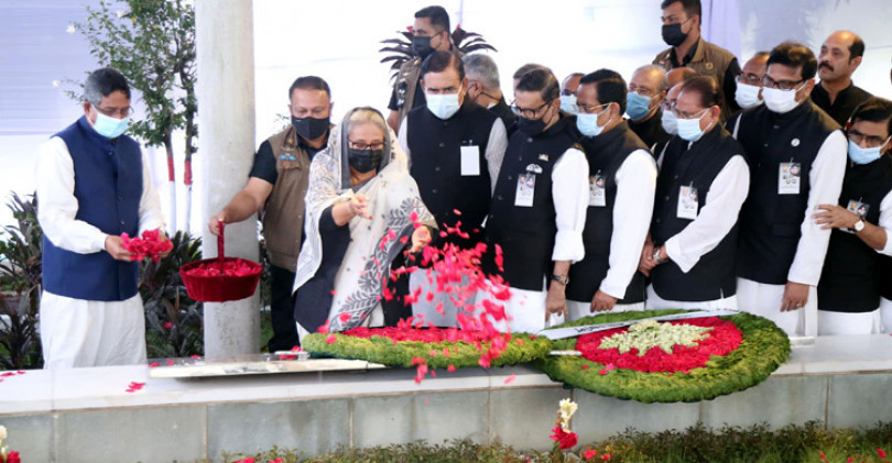 বনানীতে জাতীয় নেতাদের কবরে প্রধানমন্ত্রীর শ্রদ্ধা