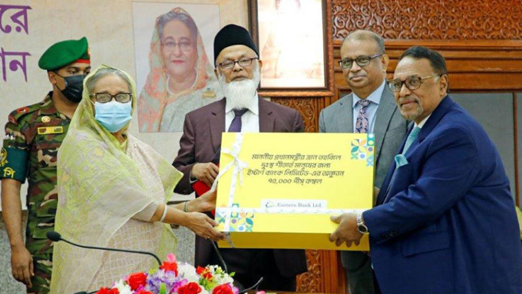 প্রধানমন্ত্রীর ত্রাণ তহবিলে কম্বল প্রদান : ইস্টার্ন ব্যাংক লিমিটেড