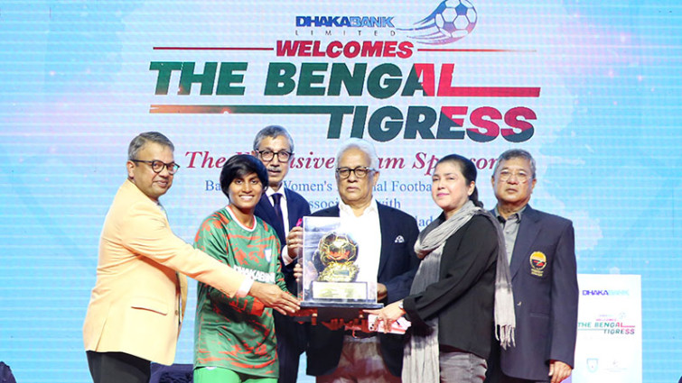নারী ফুটবল টিমের বিজয় উদযাপন করল ঢাকা ব্যাংক