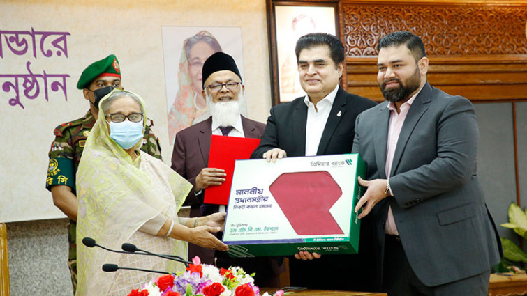 প্রধানমন্ত্রীর ত্রাণ তহবিলে কম্বল প্রদান : প্রিমিয়ার ব্যাংক