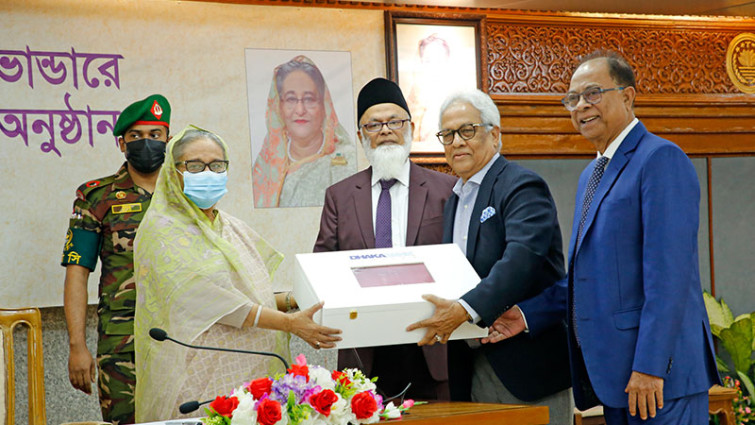 প্রধানমন্ত্রীর ত্রাণ তহবিলে কম্বল প্রদান : ঢাকা ব্যাংক