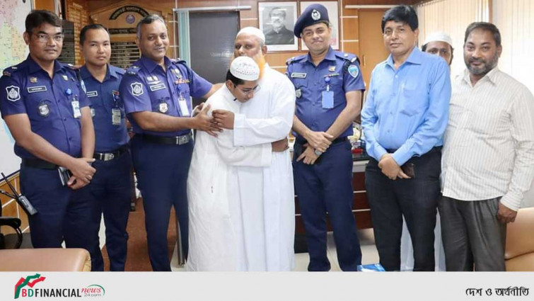 অজানায় পাড়ি দেয়া মাদ্রাসা ছাত্রকে বাবার কাছে ফিরিয়ে আনলেন এসপি