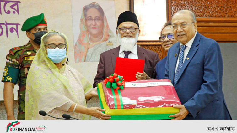 প্রধানমন্ত্রীর ত্রাণ ভান্ডারে স্ট্যান্ডার্ড ব্যাংক লিমিটেড-এর কম্বল প্রদান