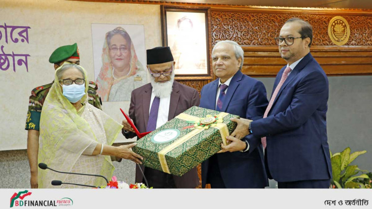 প্রধানমন্ত্রীর ত্রাণ ভান্ডারে ইসলামী ব্যাংকের ২ লাখ কম্বল প্রদান