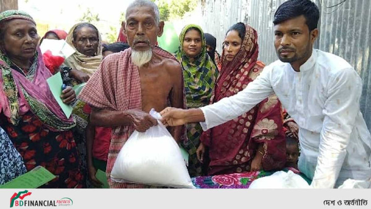 দুই শতাধিক হতদরিদ্র মানুষের মাঝে যুবলীগনেতা আনিছুর রহমানের খাদ্য সামগ্রী বিতরণ