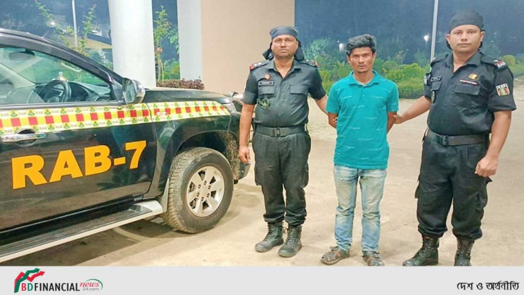 অস্ত্রের ভয় দেখিয়ে এলাকায় দাদাগিরি, চালাতেন মাদক ব্যবসা
