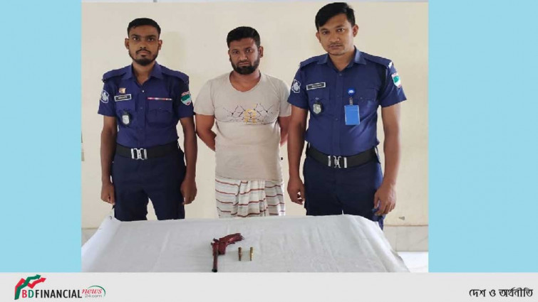 সাতক্ষীরায় অস্ত্র-গুলিসহ সন্ত্রাসী আটক