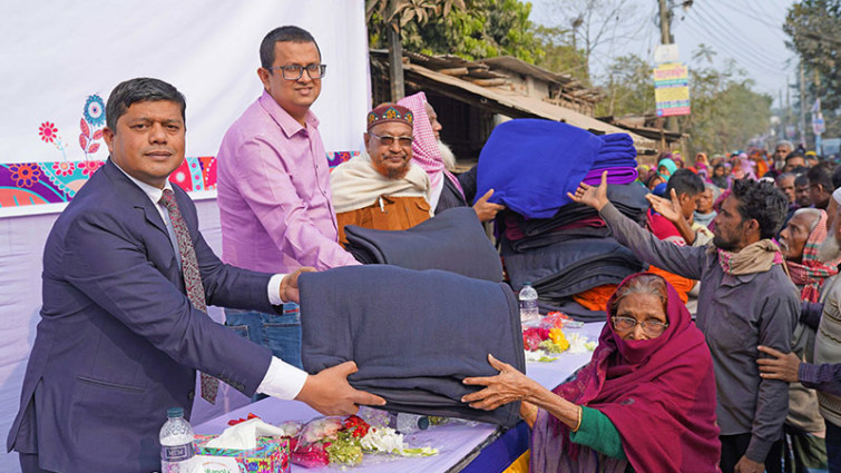 দিনাজপুরে লংকাবাংলা ফাউন্ডেশনের শীতবস্ত্র বিতরণ