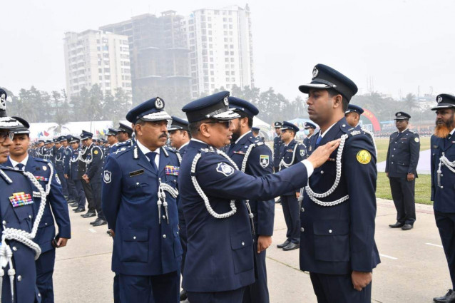 আইজি'জ ব্যাজে ভূষিত সিলেট মেট্রোপলিটন পুলিশ কর্মকর্তাদের ব্যাজ প্রদান করলেন আইজিপি