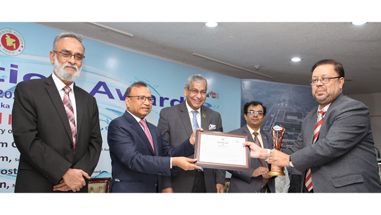 সাউথইস্ট ব্যাংককে পুরস্কৃত করল ঢাকা ওয়াসা
