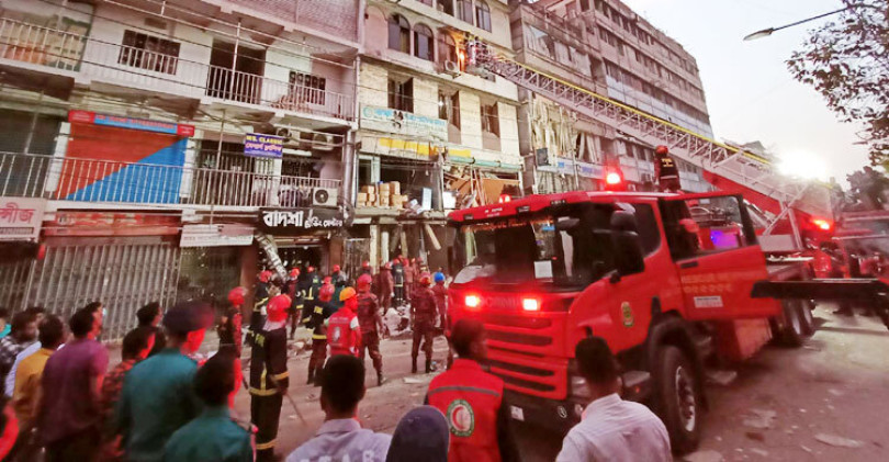 রাজধানীর গুলিস্তানে ভবন বিস্ফোরণের ঘটনায় শেষ খবর পাওয়া পর্যন্ত নিহত ১৮