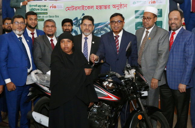 ইসলামী ব্যাংক-রিয়া মানি রেমিট্যান্স উৎসবের মোটরসাইকেল হস্তান্তর