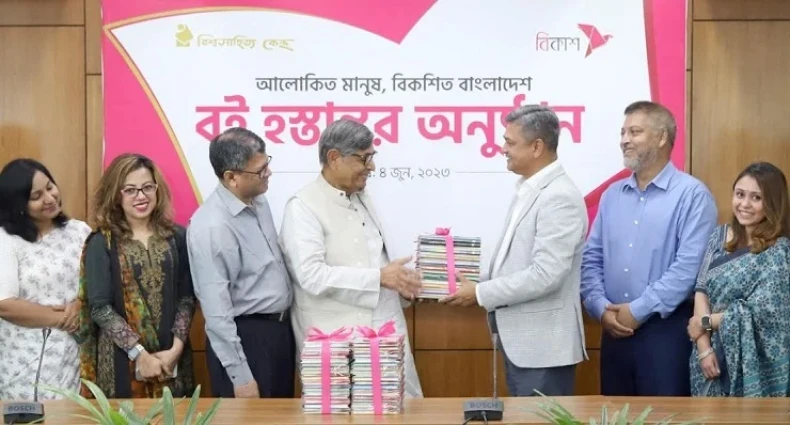 বিশ্বসাহিত্য কেন্দ্রের বই পড়া কর্মসূচিতে আরো ৩৩,৬০০ বই হস্তান্তর করলো বিকাশ