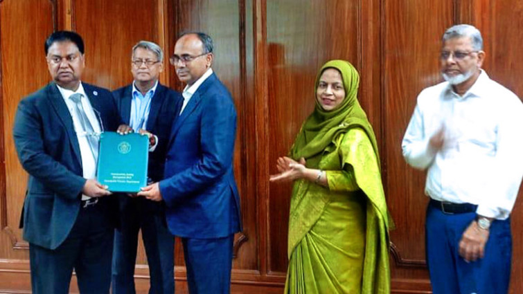 সাসটেইনেবল রেটিংয়ে পুরস্কার অর্জন করল শাহ্জালাল ইসলামী ব্যাংক
