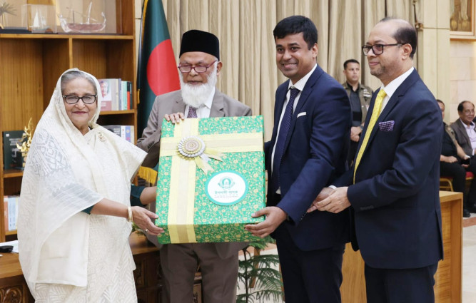 প্রধানমন্ত্রীর ত্রাণ ভান্ডারে ইসলামী ব্যাংকের ২ লাখ ৫০ হাজার কম্বল প্রদান