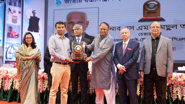 জাতীয় রফতানি ট্রফি পেল ওয়ালটন