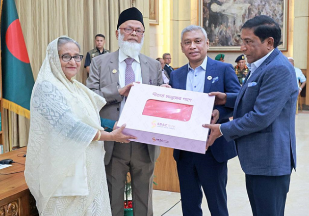 প্রধানমন্ত্রী ত্রাণভান্ডারে এসবিএসি ব্যাংকের কম্বল হস্তান্তর