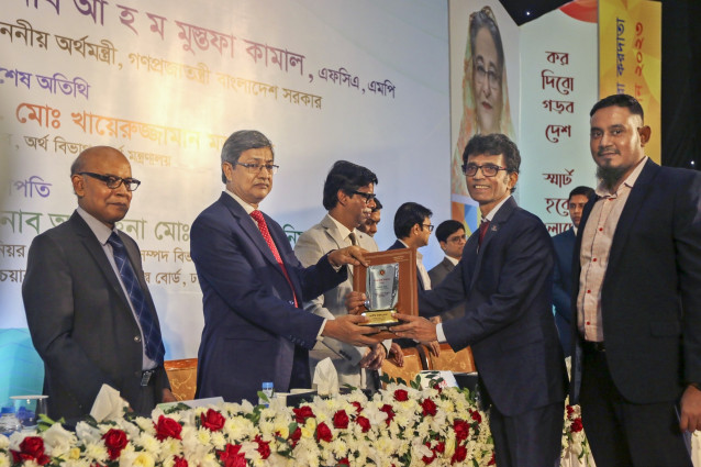 সেরা করদাতা সম্মাননা ও জাতীয় ট্যাক্স কার্ড পেলেন ওয়ালটনের ৩ উদ্যোক্তা পরিচালক, ওয়ালটন প্লাজা