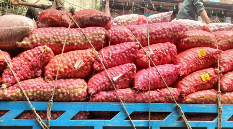পেঁয়াজের মজুদ কমার কারসাজি বর্ডারে, দাম বাড়ছে সারা দেশে
