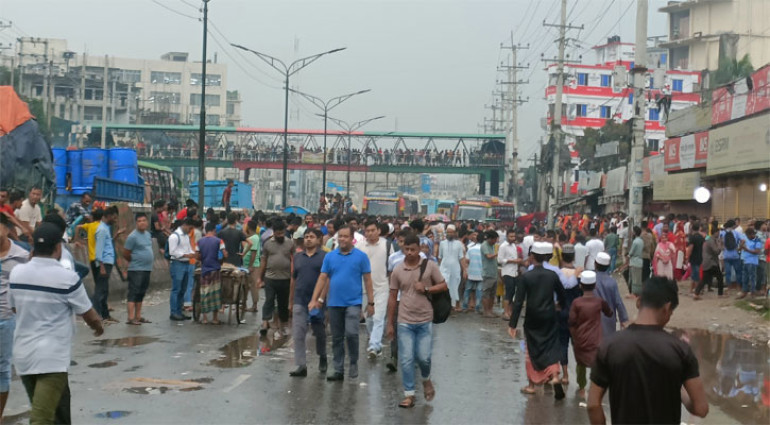 ৫৩ ঘণ্টা পর সড়ক অবরোধ তুলে নিলেন শ্রমিকরা