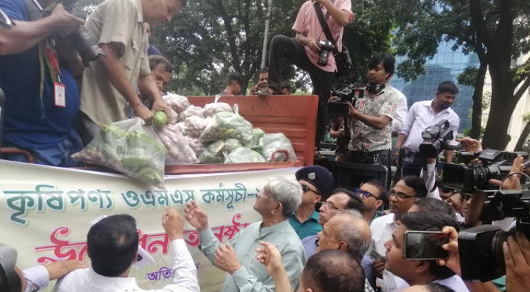 ওএমএস ট্রাকে ৬৫০ টাকায় মিলছে ১০ কৃষিপণ্য