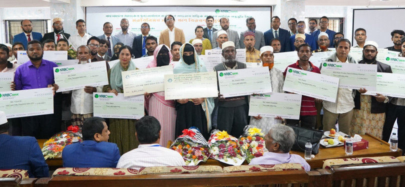 বরগুনায় প্রান্তিক মানুষের মাঝে প্রকাশ্যে ঋণ বিতরণ