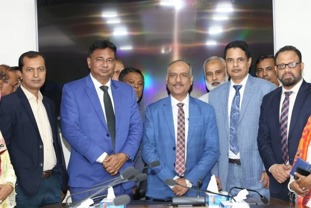 জনতা ব্যাংকে নতুন যোগদানকৃত দুই ডিএমডিকে ব্যবস্থাপনা পরিচালকের শুভেচ্ছা