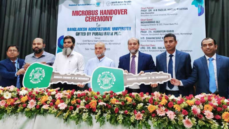 বাকৃবিকে দুটি মাইক্রোবাস উপহার দিল পূবালী ব্যাংক