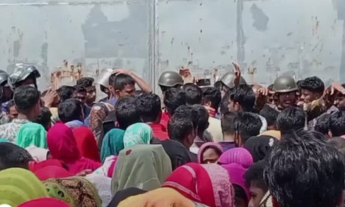 আশুলিয়ায় শ্রমিকদের সড়ক অবরোধ, ১৫ কারখানা ছুটি ঘোষণা